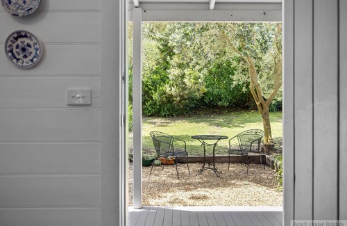Sorrento House | SWEET ROSE COTTAGE, WALK TO SORRENTO BEACH FORESHORE, SUPERB LOCATION!