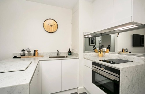 Sydney Central Business District Apartment | Sydney - CLDN4 - Bridge Street - Stylish Heritage Studio with Rooftop Pool Steps from Circular Quay