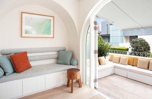Darling Point Apartment | Sydney Spritz, Darling Point(IH) - Amalfi-inspired home with private Harbour Bridge-view bar