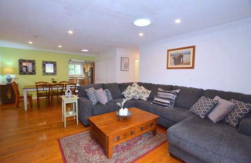 Blackheath House | Teach Na Cairde - House of Friends - Delightful 4 Bedroom Pet-Friendly Home with Essentials Near Quiet Blackheath Bushland