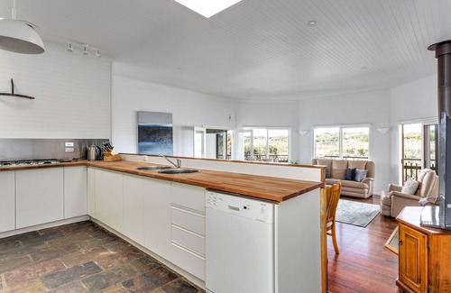 Rye House | The Heyfield Hideaway, Rye - 1 NIGHT FREE!* - House and Cottage package with tennis court and hot tub spa.