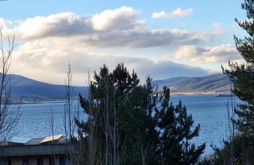 Jindabyne Apartment | The Hideaway - Lake Views I Ski & Bike Storage I Central Jindabyne I Free WiFi I BBQ I Parking