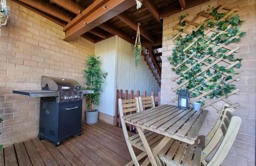 Jindabyne Apartment | The Hideaway - Lake Views I Ski & Bike Storage I Central Jindabyne I Free WiFi I BBQ I Parking