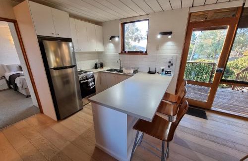 Jindabyne Apartment | The Hideaway - Lake Views I Ski & Bike Storage I Central Jindabyne I Free WiFi I BBQ I Parking