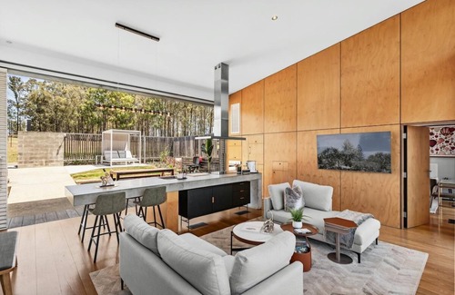 Pokolbin Apartment | The Longhouse - Suite 2 - Iconic Hunter Valley property, 2 en-suite bedrooms and vineyard views
