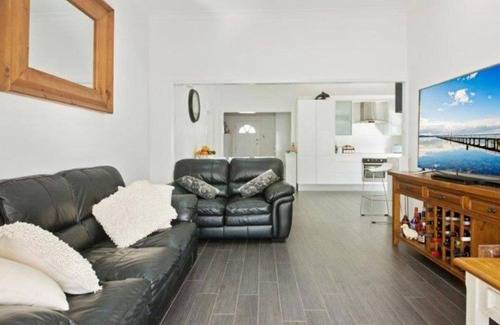 The Entrance House | The Manning Pool House