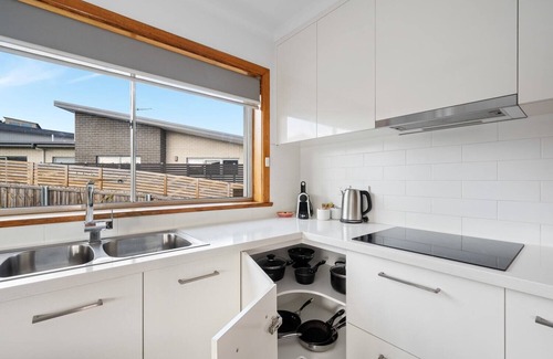 Warrane House | "The Residence" Sleeps 11, Ideal for Large Groups.