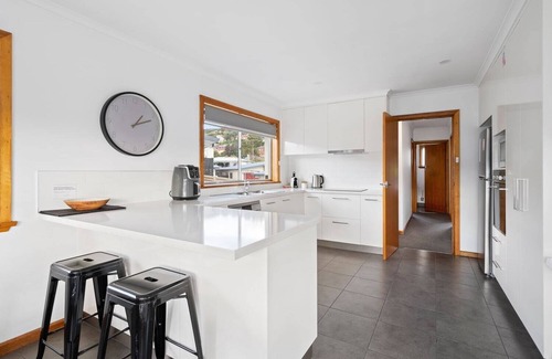 Warrane House | "The Residence" Sleeps 11, Ideal for Large Groups.