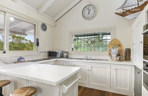 Lorne House | The Treehouse - Stunning Otway Surrounds, Pets & Free WIFI