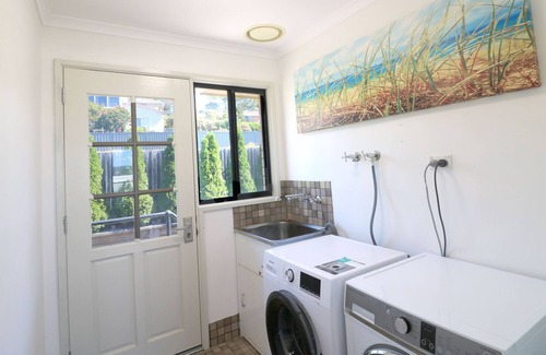 Tura Beach House | The Views - 3 Bedroom Home - Pet Friendly - 5+ nights