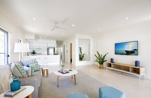 Tewantin House | Tranquil & Modern Riverside Getaway