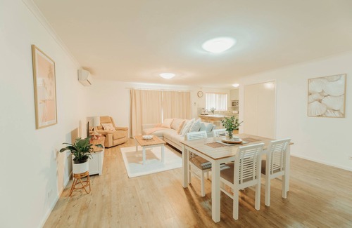 Palmerston House | Tranquil Townhouse - parking at doorstep!