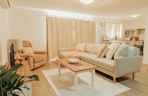 Palmerston House | Tranquil Townhouse - parking at doorstep!