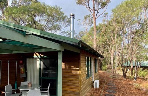Peerabeelup House | Two-Bedroom Chalet with Private Patio - Kingfisher Pemberton