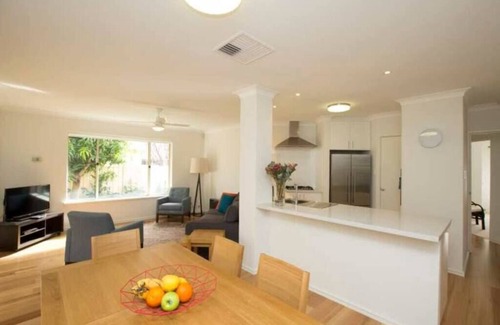 Mount Pleasant House | Ultimate Villa Retreat*3BR*Canning River*Family Friendly*