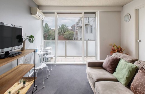St Kilda West Apartment | Urban Sands at St Kilda A Breezy Beachside Haven