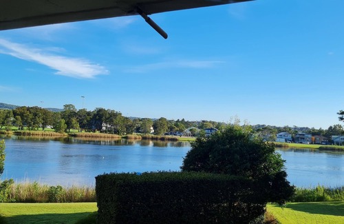 Narrabeen Apartment | view over the lake