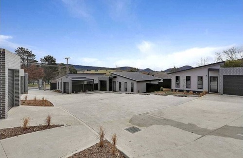 Bowenfels House | VILLA 3, Brand new SLEEPS 5, great location, CLEAN and security complex