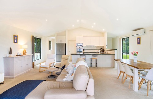 Surf Beach House | Villa Franco - Pet Friendly - 8 Mins Walk to Beach