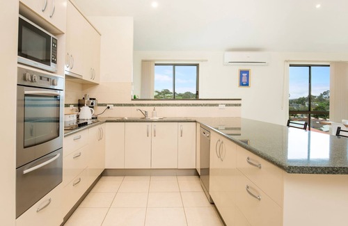 Surf Beach House | Villa Franco - Pet Friendly - 8 Mins Walk to Beach