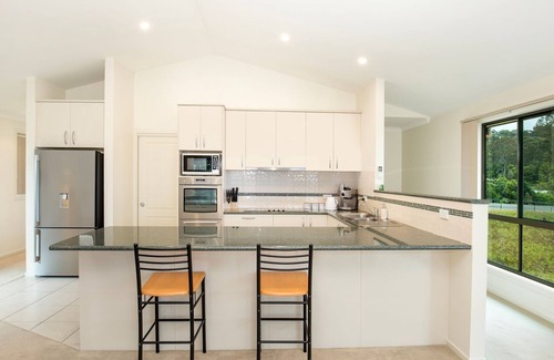 Surf Beach House | Villa Franco - Pet Friendly - 8 Mins Walk to Beach