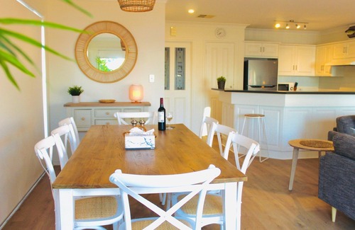 Victor Harbor Apartment | Vista Victor Harbor: Steps away from the Beach, Top Floor, Ocean View, Wi-Fi, Smart TV