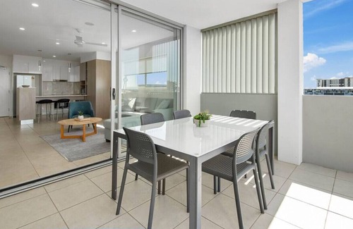 Birtinya Apartment | Waterfront 2brm resort style apartment