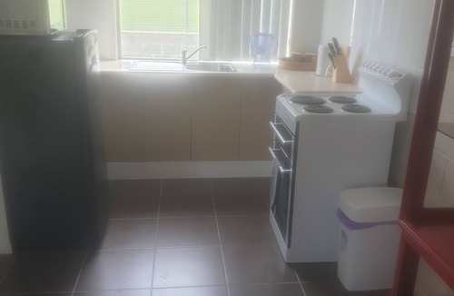 West Gladstone House | 1 Bedroom Granny flat, quiet location close to everything