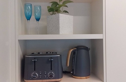 Rainbow Beach Apartment | 1 BEDROOM MODERN APARTMENT SLEEPS UP TO 4 PEOPLE.