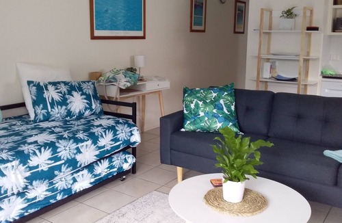 Rainbow Beach Apartment | 1 BEDROOM MODERN APARTMENT SLEEPS UP TO 4 PEOPLE.