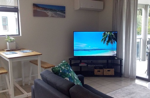 Rainbow Beach Apartment | 1 BEDROOM MODERN APARTMENT SLEEPS UP TO 4 PEOPLE.