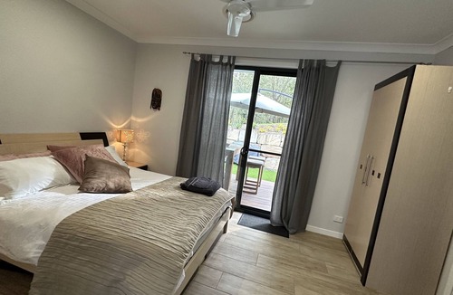 Anstead Apartment | 1 bedroom , modern studio in western Brisbane , free wifi , parking