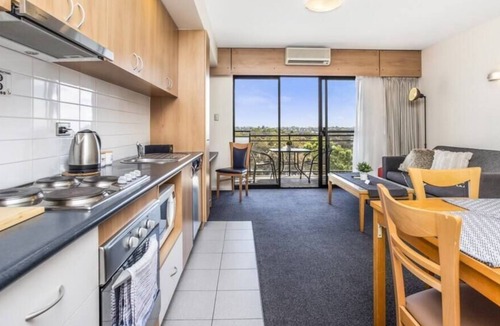 Ascot Apartment | 1 bedroom up high stunning views sleeps 2 parking