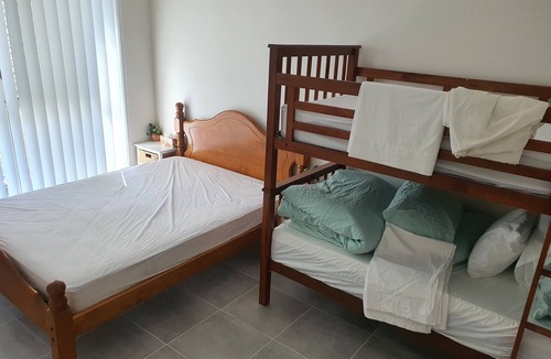Helensvale House | 1 minutes to the thema parks to Movie World, Wet n Wild, TopGolf, OutBreak.