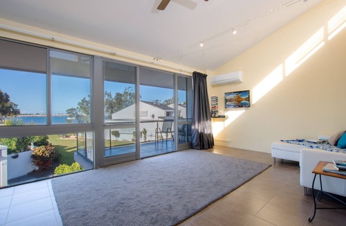Sandstone Point House | 1 X Queen Room (near Sandstone Point Hotel)