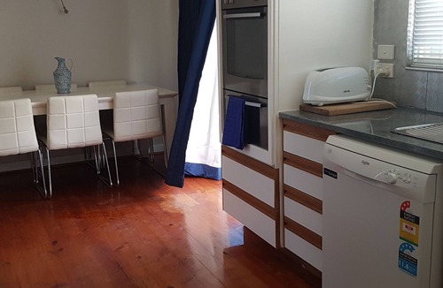Clearview House | 10 min to CBD 1950s retro home