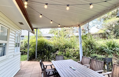 Woombye House | 100m to town, 15 minutes to beach!