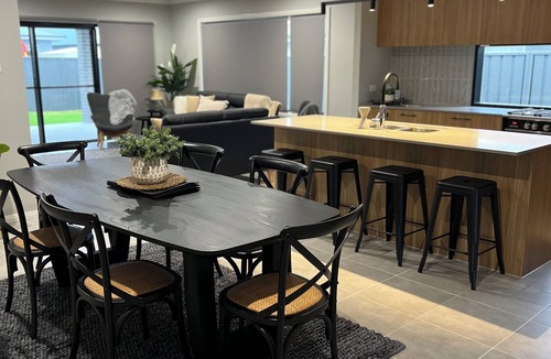 Lochinvar House | 11 minutes from the Hunter Valley Wineries. Family sized new home!