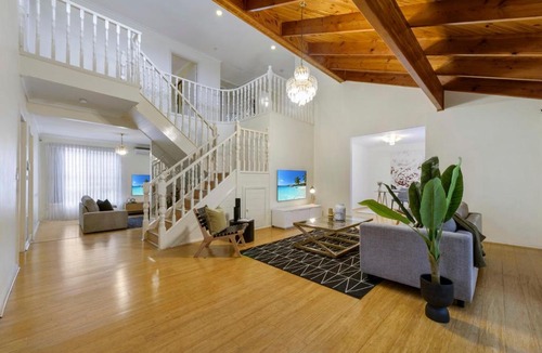 Keilor Downs House | 12 mins to Mel Airport-Good Wood House