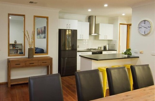 Bright Apartment | 12 Mount Porepunkah Road