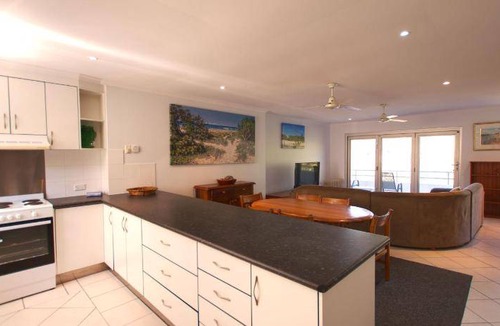 Moffat Beach Apartment | 120 m² Apartment ∙ 3 bedrooms ∙ 7 guests