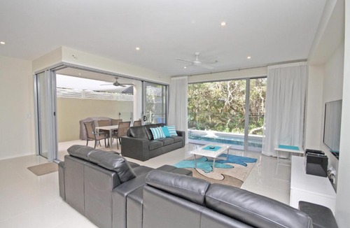 Mount Coolum Apartment | 13 Wave Crescent, Mount Coolum Pet Friendly, Linen included, WIFI, Foxtel