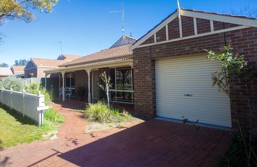 Echuca Apartment | 14 on Henry in the PORT OF ECHUCA . Modern self contained accommodation.