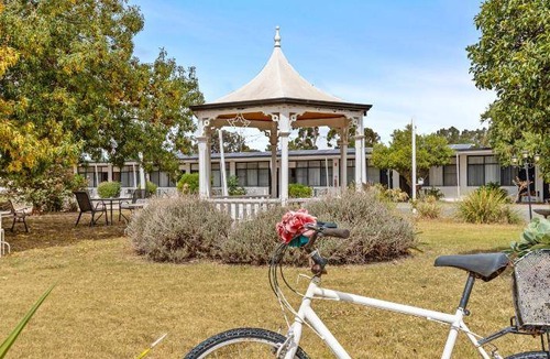 Strathmerton House | 150 m² Motel ∙ 4 bedrooms ∙ 13 guests