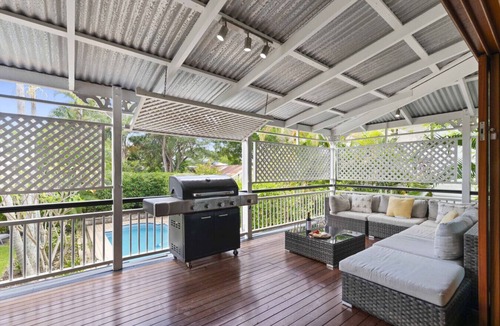 Wooloowin House | 15mins to City, Pool, Family Friendly by Custom Bnb Hosting