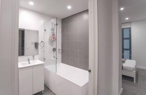 Mascot Apartment | 16M Stylish 2 Bedroom Abnb Apt in Mascot, 2 Free Parking