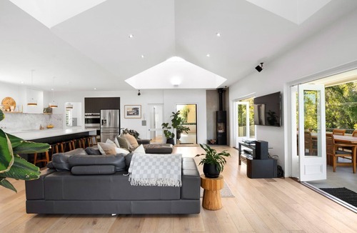 Noosaville House | 185 Lake Weyba Drive Noosaville
