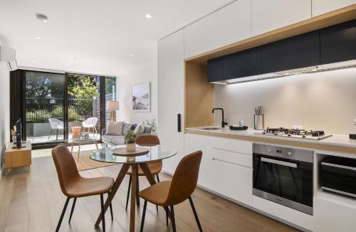 Docklands Apartment | 1BR Apartment Near CBD with Pool Access