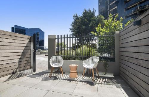 Docklands Apartment | 1BR Apartment Near CBD with Pool Access