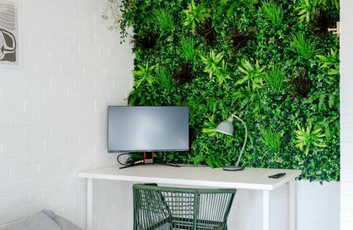 East Perth Apartment | 1BR Apartment with Free Parking near Perth CBD